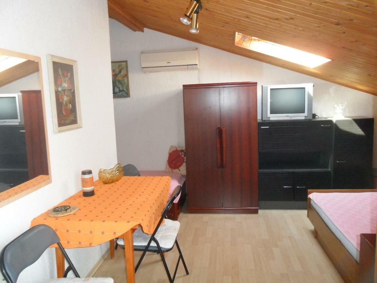 Apartments Simpa Njivice Exterior photo